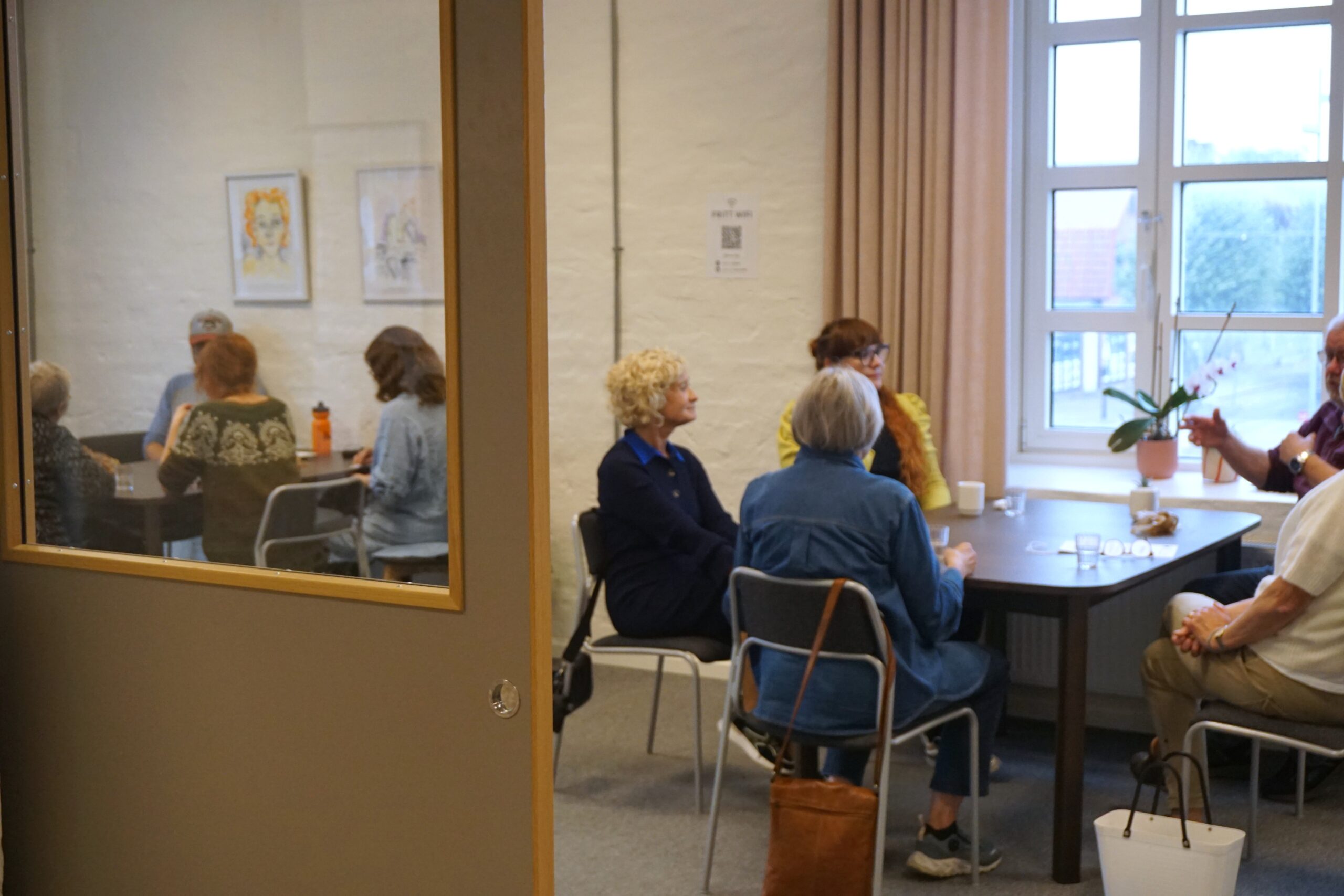 Fikapaus under ödehusdagen den 19 september. Bilden visar deltagare som sitter och samtalar och fikar vid två bord.