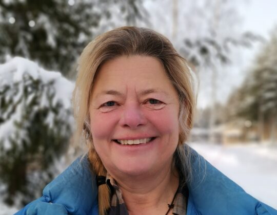 Porträtt ledamot Anne-Marie Lindén. Snöig bakgrund